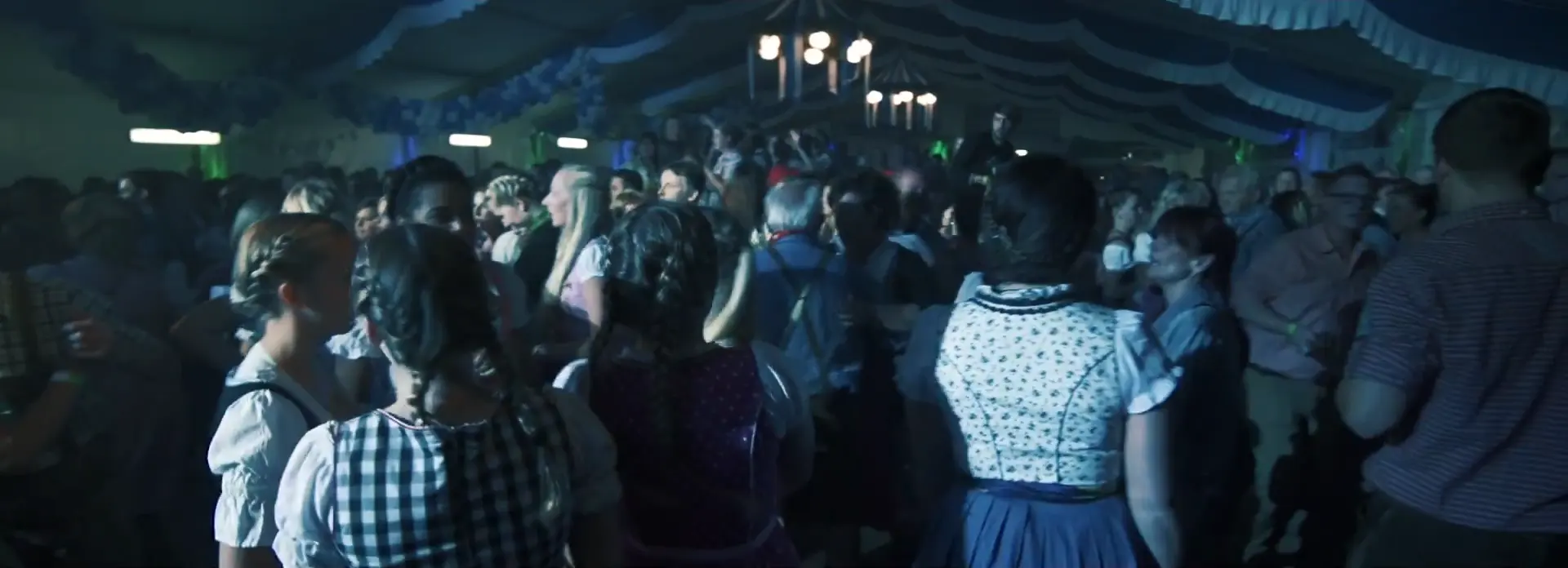 Blick ins vollbesetzte Festzelt beim Oktoberfest Vierbuchermühle